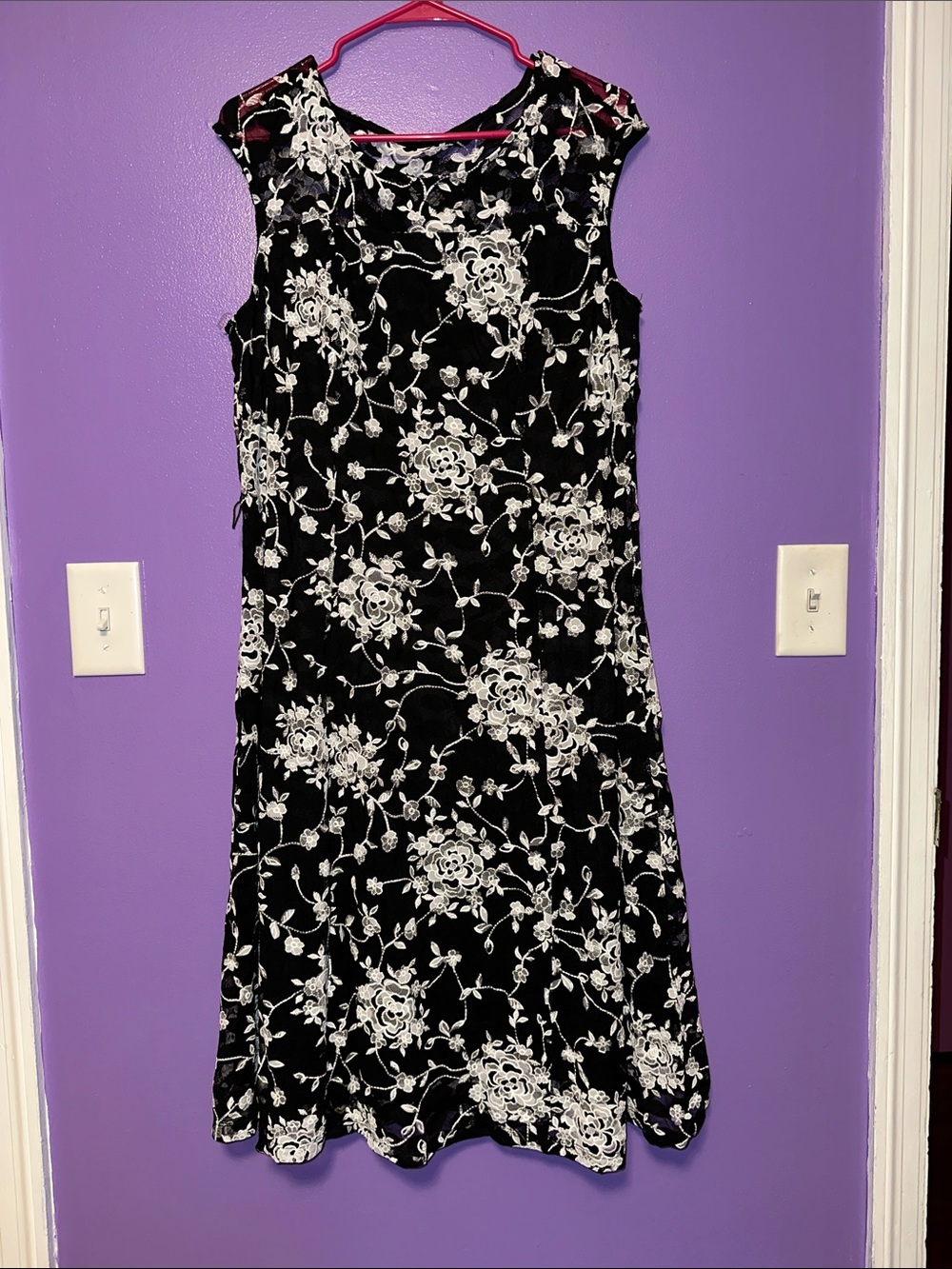 Sleeveless Black Midi Dress with White Floral Embroidery
